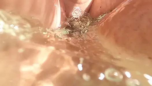 Jakuzide yaşlı garip adamla sikişiyor