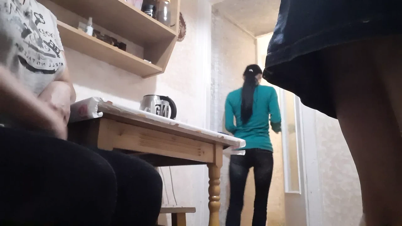 在我的继母做饭时与我的女孩快速冒险地发生性关系