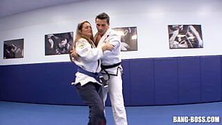 Karatetrainer neukt zijn student direct na een grondgevecht