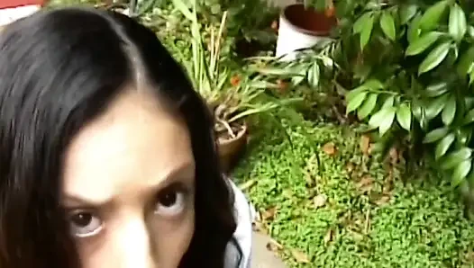 Cewek rambut cokelat nyepong kontol besar di luar ruangan sampai orgasme eksplosif