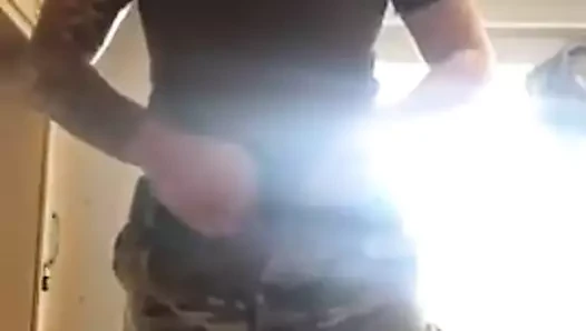 Askeri adam ile büyük çük