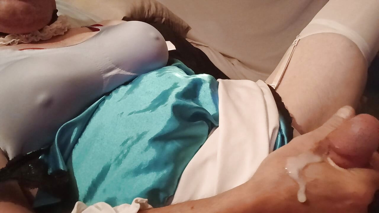 پسر شورت با لباس آبی بازی می کند