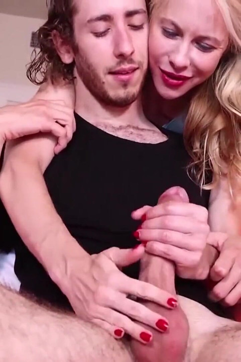 O mamă sexy obraznică se trage de explozie epică