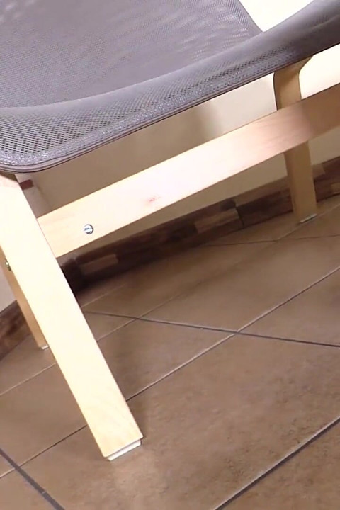 Sofia com os pés em uma mesa pequena