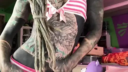 Cewek imut bertato bertato kacamata dengan lingerie bulu dientot dildo ukuran XL