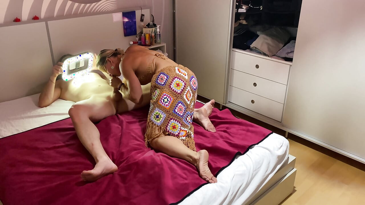 Mama mea vitregă vrea la petrecere, pizda nu rămâne uscată