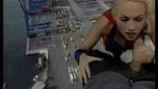 Une superwoman suce son copain en l&#39;air