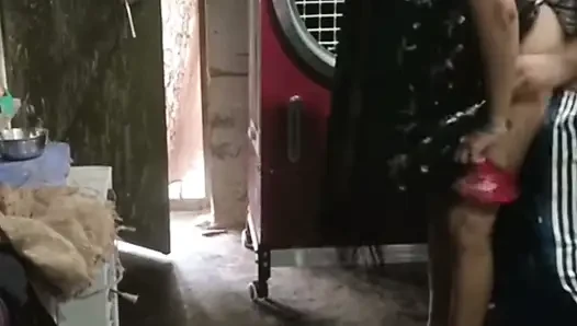 İki kişi, koca kayınbiraderi, bir kız, iki erkek, üçlü Hintçe ses
