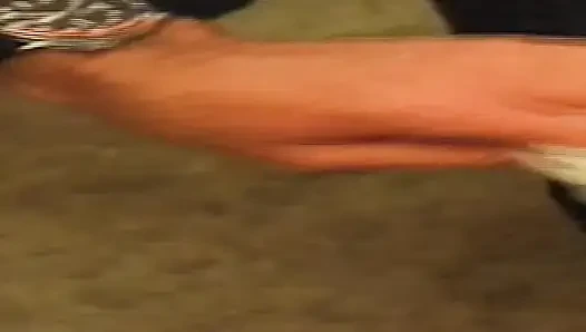 Retro reifes schätzchen squirtet wild aus intensiver finger-action