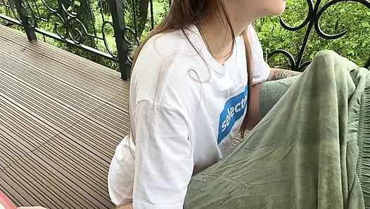 Aku pengen banget latihan yoga, tapi aku langsung dudukin kontolku