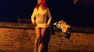 Transsexuelle se déshabille en public