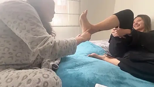 Kakinya membuatku terpesona dan dia menyentuh seluruh tubuhku