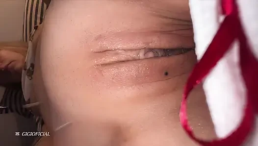 Memek perawan nggak perawan lagi! Dia bilang dia merasa beruntung hari ini!