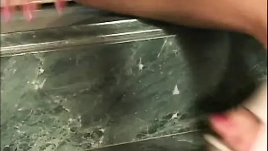 Cewek itu menggoda suaminya untuk ngentot sama dia