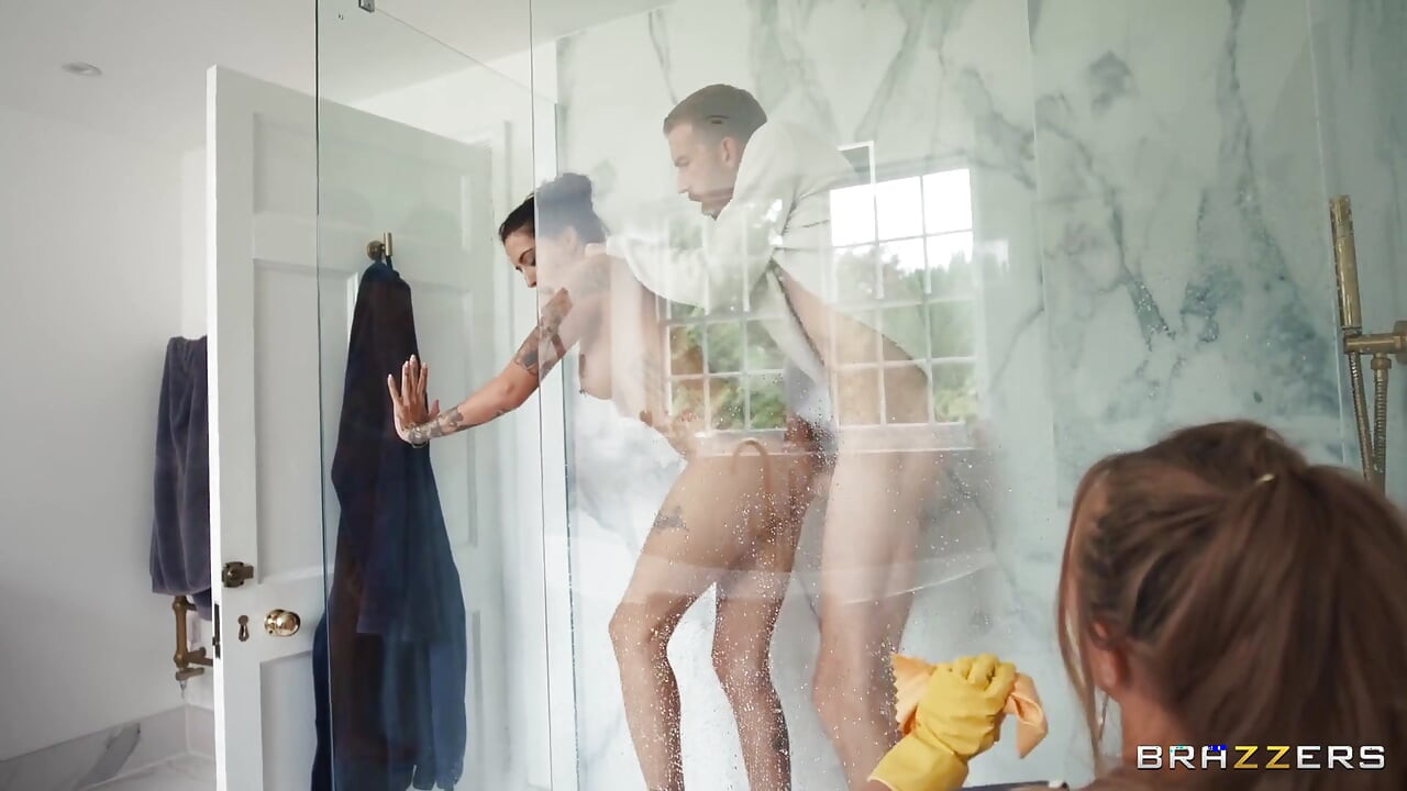 Brazzers - iyi bir hizmetçi Coco Bae bir yarakla dölünü temizleyebilir