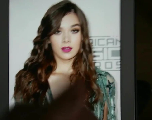 Cum on Hailee Steinfeld - december 2016