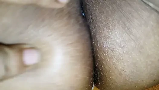 Genç üvey kız kardeşimin geceleyin amcığının videolarını çektim.