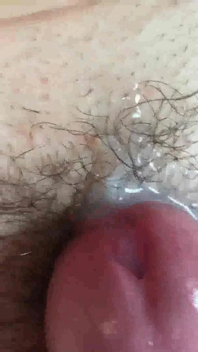 "Süper yakın çekimden güçlü an: yarak klitorisini ovuyor. Amcık üzerinde sperm. Spermi kayganlaştırıcı gibi kullan. Kadın orgazmı."