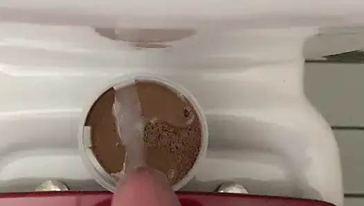 Tatlıya biraz taze krem ekleyerek