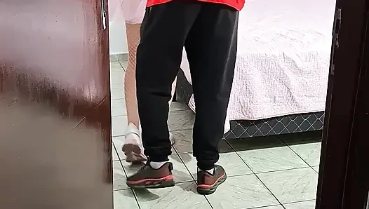 Stieftochter kommt am frühen Morgen vom Karneval nach hause und gibt einen blowjob.