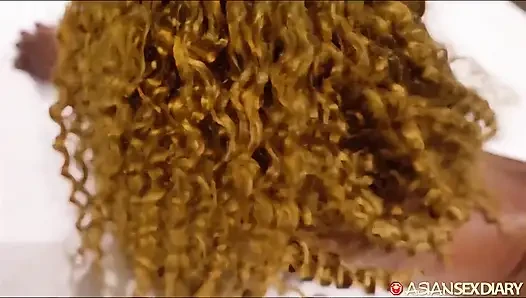 Lockiges, gemischtes ebenholz-schätzchen versucht weißen schwanz