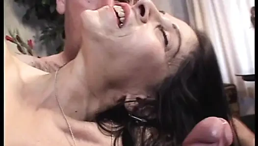 Горячая брюнетка обожает огромный член