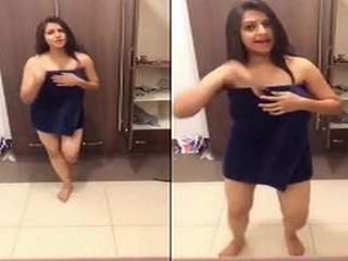 Oggi un india esclusivo-sexy mostra il corpo nudo ...