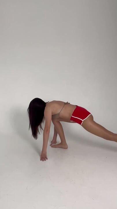 Yoga Srorn punaiset shortsit kotona