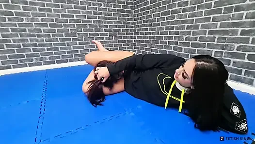 Kaki Gunting Berbahaya Dari Catfight