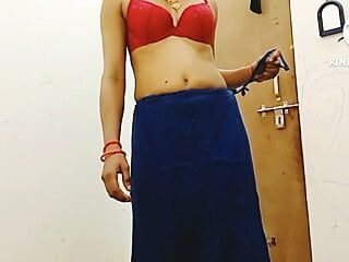 Ấn Độ bhabhi trong saree loại bỏ quần áo và âm đạo ngón danh