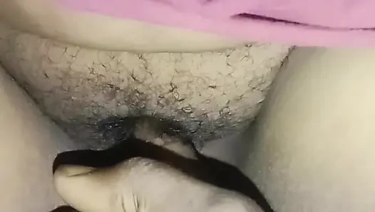 Katanya kakinya sakit, jadi aku membiarkannya pergi dan kemudian dia menyebarkan memeknya dan kemudian dia merayuku dengan berbicara seksi.