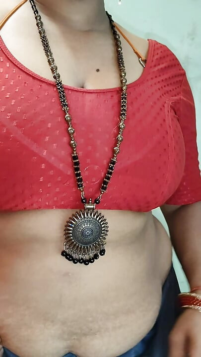 India grandota esposa en sari blusa en peticot desnudo baile