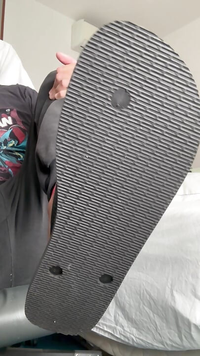 Dečko pokazuje stopala nakon cjelodnevnog pokazivanja u tenisicama - pes de moleque