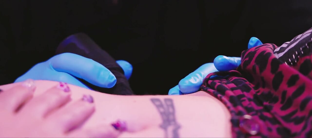 Tattootrio, çift cuckold dövme sanatçısı tarafından siktirilmek istiyor