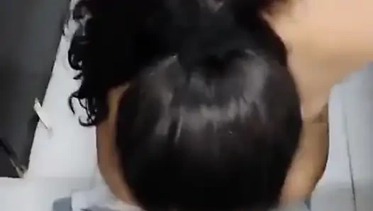 Ich bin ein devoter sklave, der es liebt, gedemütigt zu werden, ins gesicht geschlagen zu werden und Urin in mund und gesicht zu bekommen