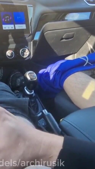 I secretly jerked off a big cock to a student during a break near school. Do you want to suck our cocks? | Clip 1