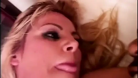 Ibu tiri yang kesepian telan sperma pria kulit hitam besar