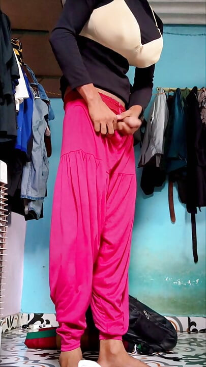 Rapaz quente a bater punheta com salwar e sutiã, e uma rapariga magra com vestido completo