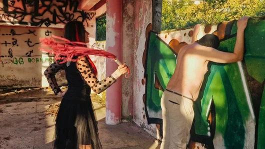 BDSM 펨돔 채찍질. 버려진 건물에서 석양을 바라보며 노예를 처벌하는 Dominatrix Nika. 백 스크래치.