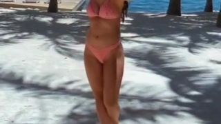 Tenille Dashwood in einem Bikini vor ihrem Hotel