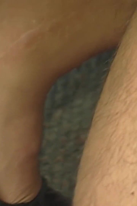 สาวผมบลอนด์สนุกกับควยสัตว์ประหลาดเลื่อนเข้าไปในหีเธอขณะที่เธอก้มตัว