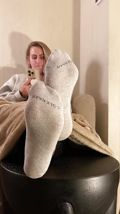 milf pokazuje swoje gorące spocone kutas usztywniające podeszwy