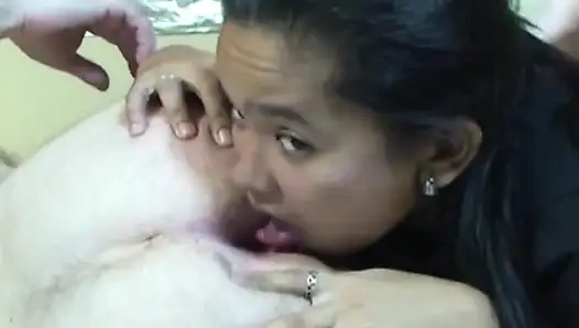 Özel Filipinli amatör sarah gırtlağına kadar alıyor, işiyor, sert seks, iki kez ağzına boşalma.