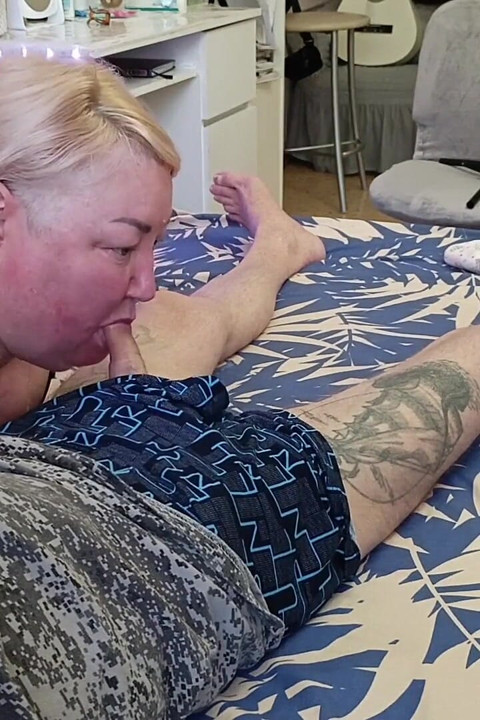 Přítelkyně mi kouří ptáka, dokud se jí nevystříkám do pusy horkým tlustým spermatem