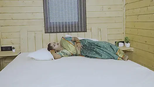 Seksi bir ağabeyin karısı deborjisiyle vücuduna masaj yapmak istiyor, sert yenge seksi