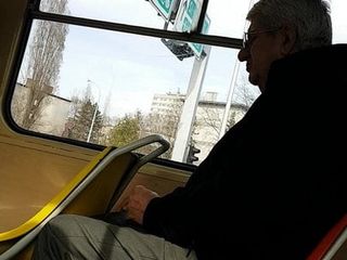Горячий дедушка из Хорватии в трамвае