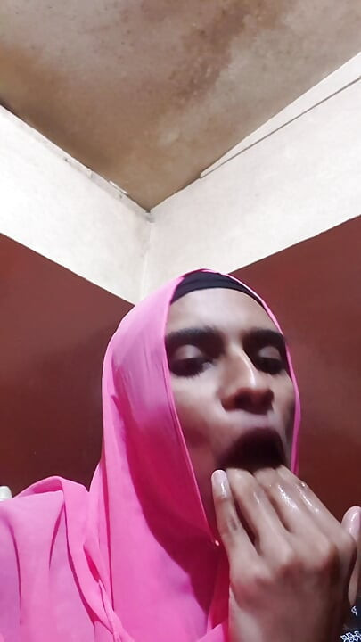 Desi hot Hijabi crossdresser shemale fingering her ass
