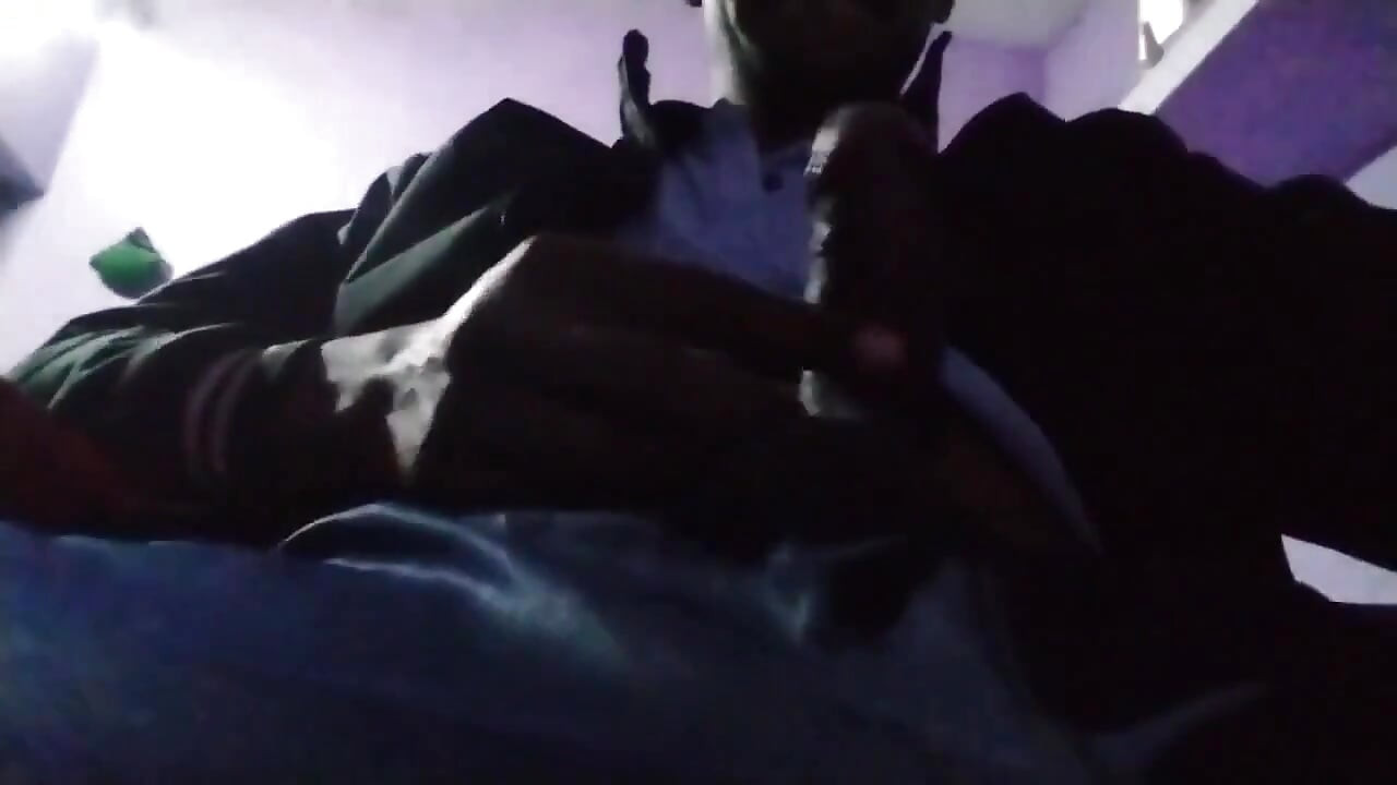 कंडोम के साथ अकेले हाथों से चुदाई क्लोजअप मास्टरब्रेशन बड़ा लंड