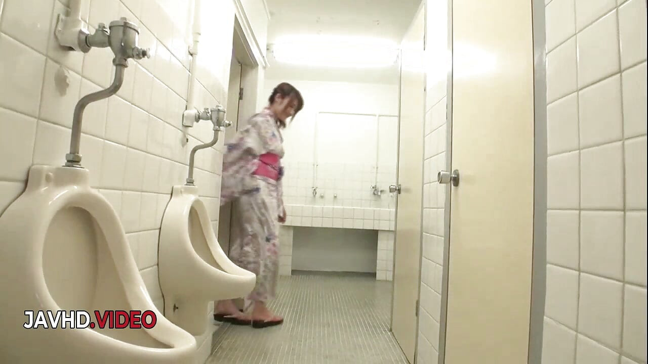 Yumi Maeda geeft een sensuele Aziatische blowjob voordat ze een intense hardcore seksessie ingaat