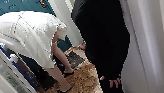 Aku mergokin dokterku lagi asik masturbasi dan bantuin dia crot